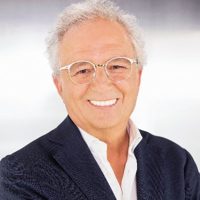 Empresario, autor y Conferenciante en emprendimiento y motivación. Autor: Objetivo: ¡Bailar!, El empresario no nace, se hace, El camionero recomienda