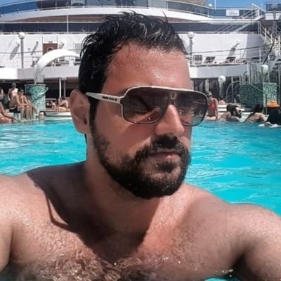 Economista, Matemático, Analista Político, Calvinista, Flamenguista e de Direita.