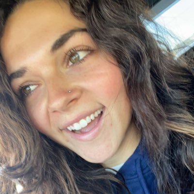 LindseyZeiler's profile picture. your favorite librarian 📚