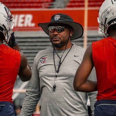 Raleigh, NC | Varsity Assistant dc/ DBCoach, JV HC @AlaJohnstonFB | HC of QCA 7v7 14u | @FBU_RDU Recruiter | IG: @coachbbell14