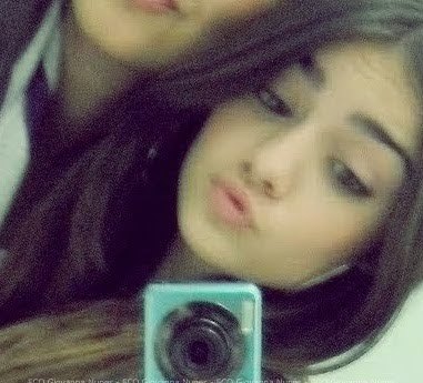Sou chata, feliz, divertida, skatista, signo: Áries, 17 anos. Alguma outra pergunta?