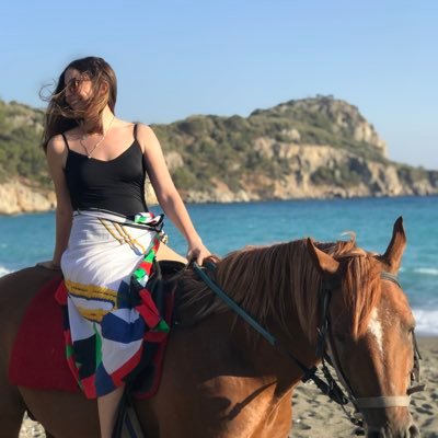 cemrenaz_y's profile picture. 