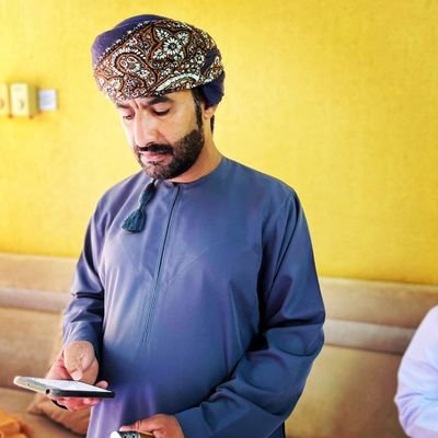 ان كان تدري ترى بالوصل تحييني
وفرقاك طاريه روح الجسم ينزعها
Alhinai Yasir
