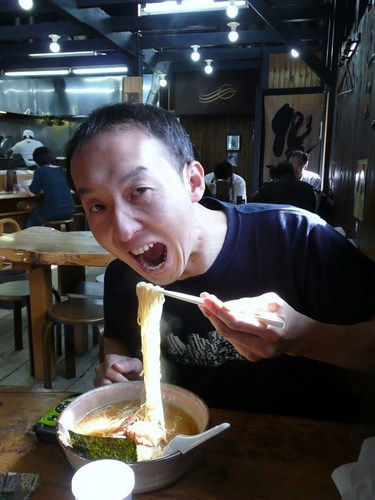46歳会社員。不登校出身。製薬からホテルへ転職しイチから勉強中。よく食べ、よく笑い、よく寝て空手をする。時々無目的にフィンランド語を学ぶ。息子に似ている。
