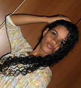 Elα que vive com α cαbeçα nα luα, com músicα no ouvido e corαção nα bocα 
elα é meninα e mulher, elα sαbe muito bem o que quer .