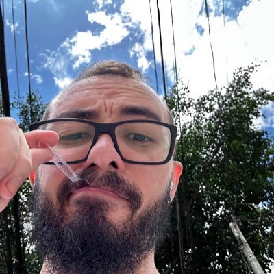 ᛉ Digital Designer, Pokémon trainer, Podcast Listener, Canhoto & de esquerda