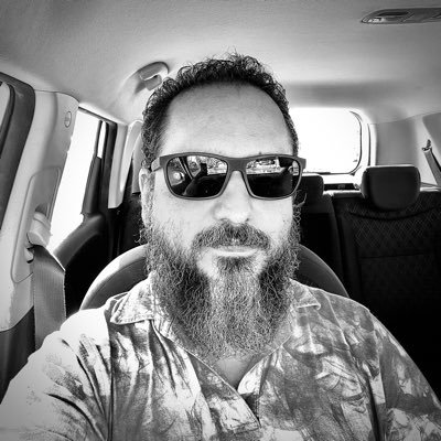 ariph's profile picture. Quiero que mi vida sea una trinchera pop.