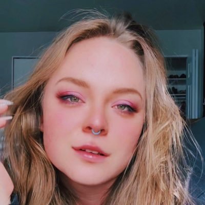 LateBlume_Games's profile picture. internet girl 💕