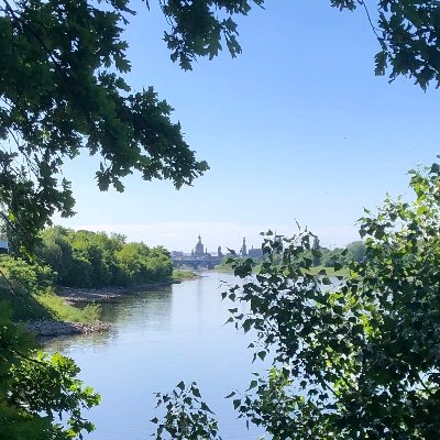 LuftTut's profile picture. 🇩🇪
—
„.Die Seele wird vom Pflastertreten krumm.
Mit Bäumen kann man wie mit Brüdern reden
und tauscht bei ihnen seine Seele um.“
E. Kästner