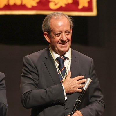 Alcalde de Andújar. Maestro de profesión, entrenador de voleibol, caravanista y deportista.