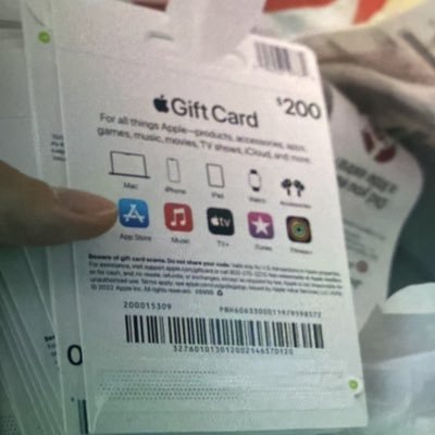 Chengxin buys Apple gift cards.