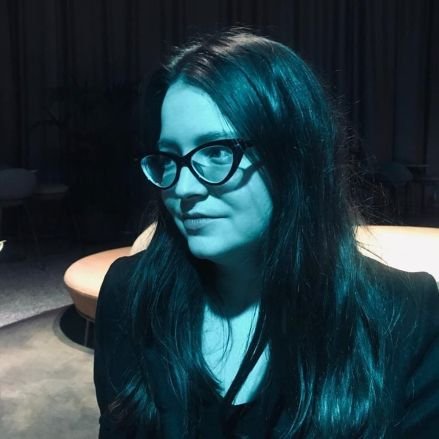 Periodista cultural. 'Frontwoman' de andar por casa, literalmente. Prefiero la inclinación a la neutralidad, y la música a casi todo.