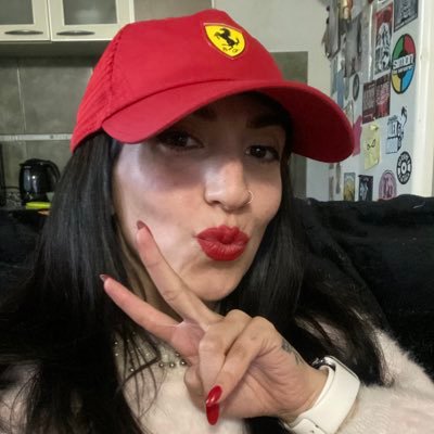 fiorerosso_'s profile picture. uso este twitter para publicar cosas esquizoide de f1 entre otras boludeces