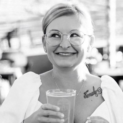 thisgirlash_'s profile picture. Teacher 👩🏼‍🏫 Cat Lady 🐈‍⬛ Reader 📚