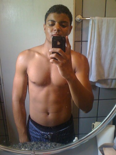 Sem nenhum compromisso com a vida , querendo sempre coisa boa e curtição ♪