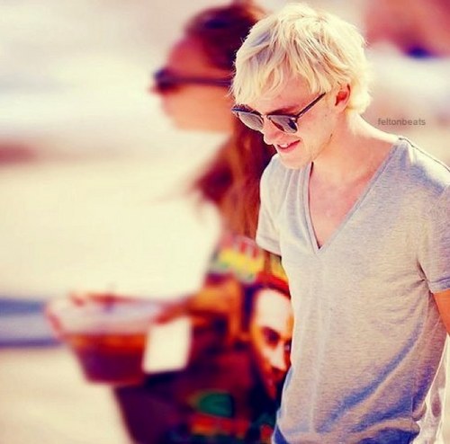 HPHugHater's profile picture. Rumor has it that I'm the boy who made all the wrong choices...It isn't true. I made one good choice in my life and that was to be with @TheTwinRiley.