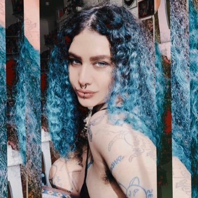 Artist & poet | SWer | FemDyke | Brasileira 🇧🇷 - FORA BOLSONARO | survivor | DemiGirl/GNC | (ENG) she/they and (PRT) ella/ile | 33 ✨❤️🅰️🖤