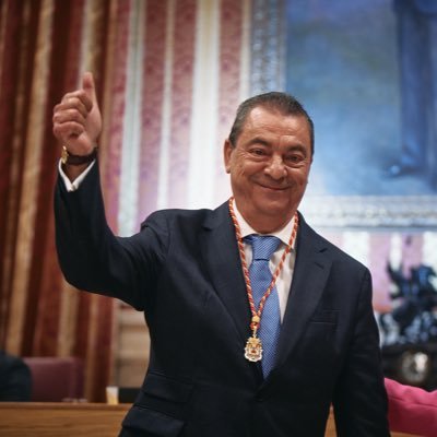 Teniente Alcalde-Delegado de Seguridad, Movilidad, RRHH y Distrito Este-Alcosa-Torreblanca en el Ayuntamiento de Sevilla. Abogado, padre de dos hijas.