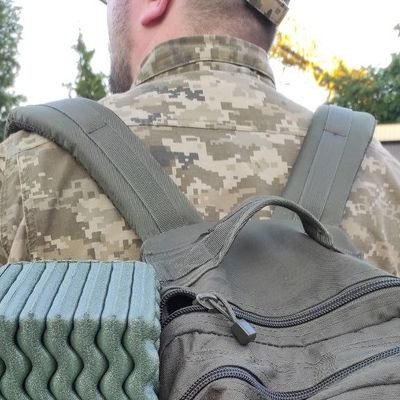 Кручу електронні гайки, псую папір, задовбую людей.