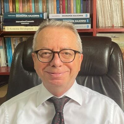 Prof.Dr. Sakarya Üniversitesi SBF İktisat Bölümü Öğretim Üyesi,Trabzonspor Kongre Üyesi, Kabataş Erkek Lisesi, Marmara Üni.  Mezunu.