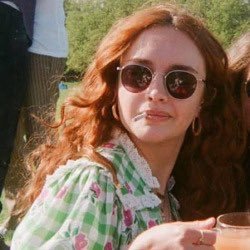 eu, timothee e florence assistindo outer banks. 🏡: