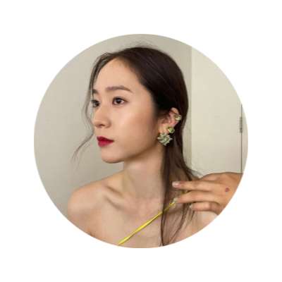 KrystaIIie's profile picture. 1994.⠀ 𝅼  ׁ .. ✧  𝙄𝙇𝙇𝙐𝙎𝙊𝙄𝙍𝙀, dainty scenic porcelain marionette; a sumptuous banquet perch o’ circumspection, Krystal.⠀