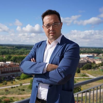 Vallisoletano (1978).
Periodista.
Teniente de alcalde y concejal de Presidencia y Seguridad Ciudadana del Ayuntamiento de Arroyo de la Encomienda