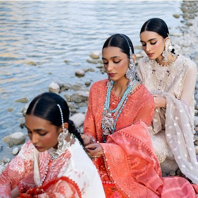 HanifeOz_'s profile picture. Cümle halk ehli seferdir devri ademden beri/Pençe-i mevte takılmış günde bin kervan gider