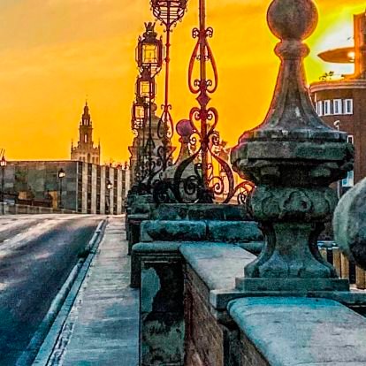 #SaludyRefugio
El unico puente de Sevilla que no pasa por encima de un rio o via de tren. Me encanta hablar de Semana Santa pero también me gusta hablar de to