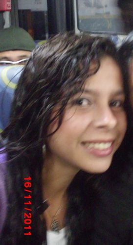 Sou só uma garota procurando a felicidade com os pés no chão e a cabeça nas nuvens,Sonhando com algo q ainda ñ sei direito o que é...