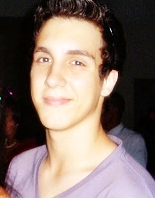 Derek Garcia 17, evangelico, corinthiano, solteiro.