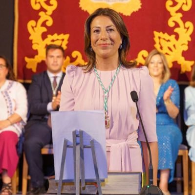 Alcaldesa de Ronda y enamorada de esta gran ciudad. Presidenta del PP rondeño. Mi prioridad, los rondeños. #RondaCapital