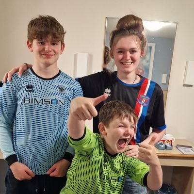 Mam life to 3 x teens👩🏼🧒🧒
Can be found by the side of a ⚽️ pitch 🌱
#cufc ⚽️💙
Teen cancer parent journey
Foodie & farming
Cake business owner (tempclosed)
