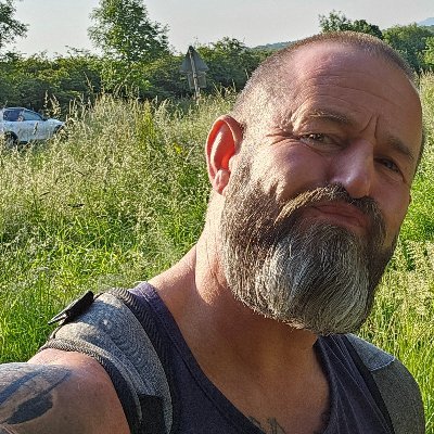 Yorkshire born and bred,Life long Leeds United fan.Marching On Together..Has the best family in the World..loves @Oasis and @Foofighters and #Gymtime :-)