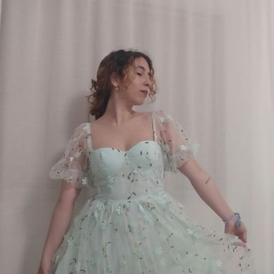 misaleg_'s profile picture. xxiv. En mi vida anterior fui una oveja, pero en esta soy escritora, filóloga y traductora literaria. 🌈
#ProyectoLOVE #Proyecto15 #ProyectoRJ