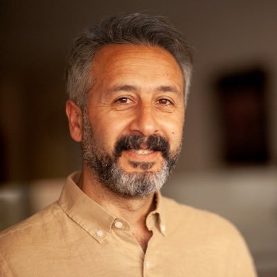 Hayvan ve çocuk hakları savunucusu , sendika uzmanlığı yapar, arada yazar, sosyoloji mezunu, medya ve iletişim çalışır, az gitar, az bağlama, kick box yapar.