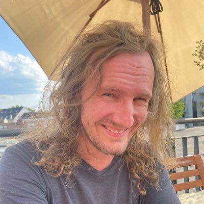 Wandering polyglot, freelance translator 🇫🇷🇺🇸🇩🇪, avid reader, retro gamer