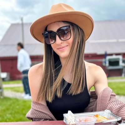 xoshells's profile picture. mostly tweet about about my two toddlers, #DWTS, #BachelorNation, country music, Disney, dance & nostalgia