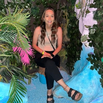 coach_bee23's profile picture. Mom. Wife. Teacher. Coach.  @csjavelin