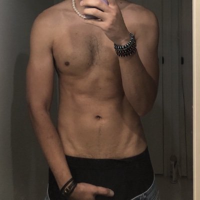 Chill boy. Hung skinny guys are my weakness 🥵 🍆. Discrete tops, DMs are open!