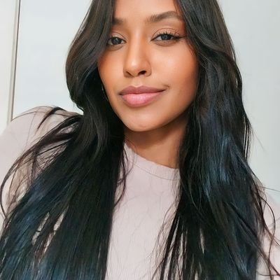 Professora de português, modelo aposentada, pagodeira, viciada em compras online e em caldinho de feijão.