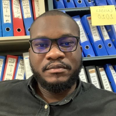 Économiste de formation, Comptable.