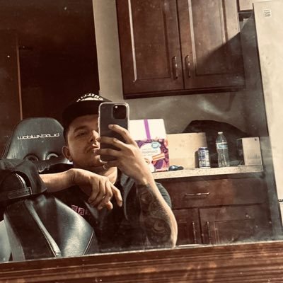 adonis_mon's profile picture. La vida es un espejo que refleja nuestras ilusiones, y nosotros somos los idiotas que creemos que es realidad