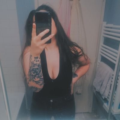 • An douar zo re gozh evit ober goap anezhañ • 30 yo - I'm part of the B in LGBT+ - F1 Lover - Body-positive - Feminist - Vegan