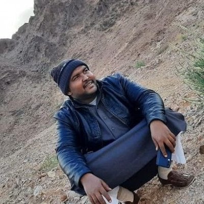نموت ماعشنا على رزق الذليل والنفس نجبرها على حب الصبر لو مانطول التمر في رووس النخيل نموت مأكلنا من الطايح تمر