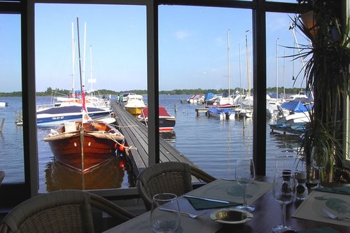 Restaurant gelegen aan de Loosdrechtse Plassen met topkeuken en terras op en aan het water.
http://t.co/DkzNc05Iym