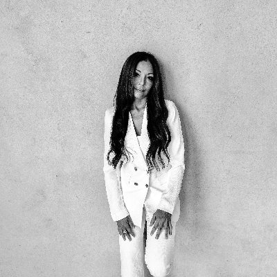 AvrilBrikkels's profile picture. I help career women & entrepreneurial mums, get clarity, embrace risk, break generational patterns™ & play big as a business coach earning 6+figures 📈