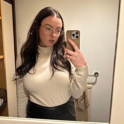 Raifen__'s profile picture. feminist-in-training, sustainability professional, avid bookworm, and pup/cat mum 🐶🐱 she/her 💖💜💙