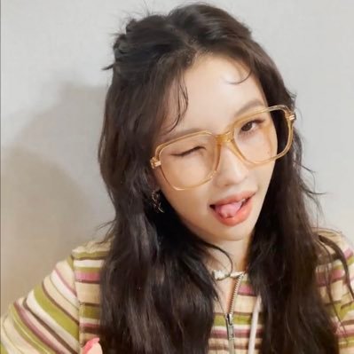 i come on here to scream about soyeon and complain WOONGTISM 2.0