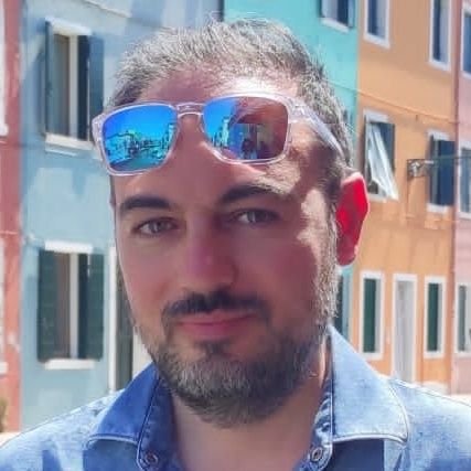 Barese doc, funzionario nella Pubblica amministrazione, giornalista, già blogger (Reality&Show e TvBlog). Le mie passioni? Tv, calcio e attualità a 360°